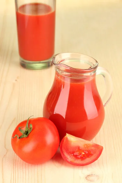 Pełny dzbanek soku pomidorowego, na tle drewniane — Zdjęcie stockowe