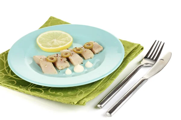 Maträtt av sill och citron på plattan isolerad på vit — Stockfoto