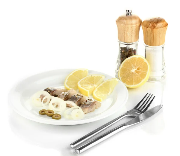 Półmisek śledzi i cytryna na talerzu na białym tle — Zdjęcie stockowe