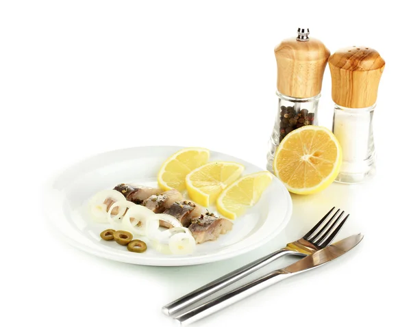 Страва оселедця і лимона на тарілці ізольовані на білому — стокове фото
