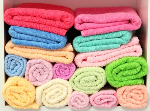 Toalhas coloridas em prateleiras no banheiro — Fotografia de Stock