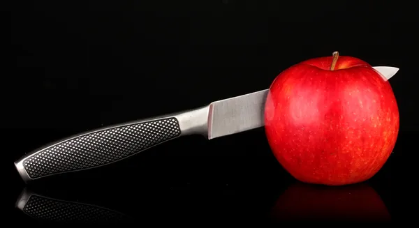 Pomme rouge et couteau sur isolé sur noir — Photo