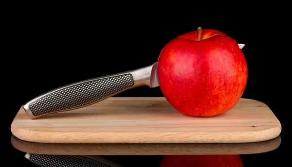 Rött äpple och kniv på skärbräda, isolerade på svart — Stockfoto