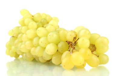 Olgun tatlı üzüm üzerine beyaz izole