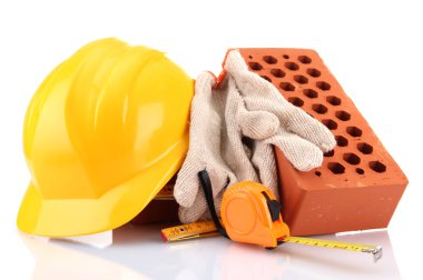 kask, rulet, tuğla ve üzerinde beyaz izole eldivenler