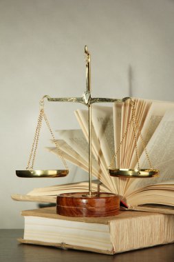 Altın pul adalet ve gri arka plan üzerine kitaplar