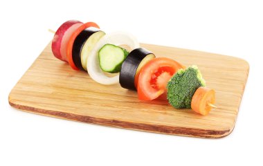 ahşap çekme üzerine beyaz izole dilimlenmiş sebze