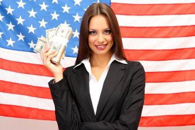 Amerikan bayrağı taşıyan genç bir kadın.