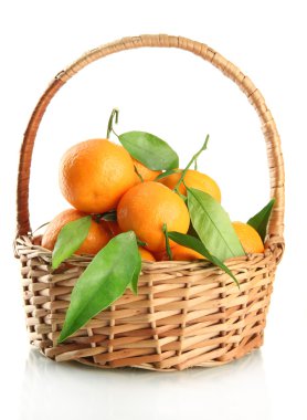 Olgun tatlı Kızıl yapraklar üzerinde beyaz izole sepeti,