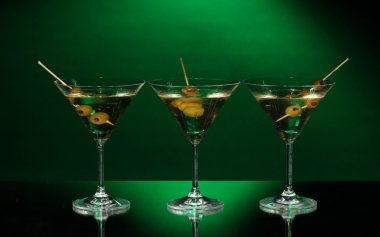 martini gözlük koyu arka plan üzerinde