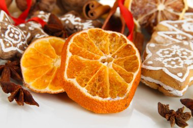 turunçgiller, baharatlar ve çerezleri üzerinde beyaz izole kurutulmuş