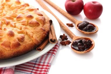 lezzetli ev yapımı pasta, elma ve reçel, üzerinde beyaz izole