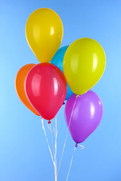 蓝色背景的彩色气球 — 图库照片