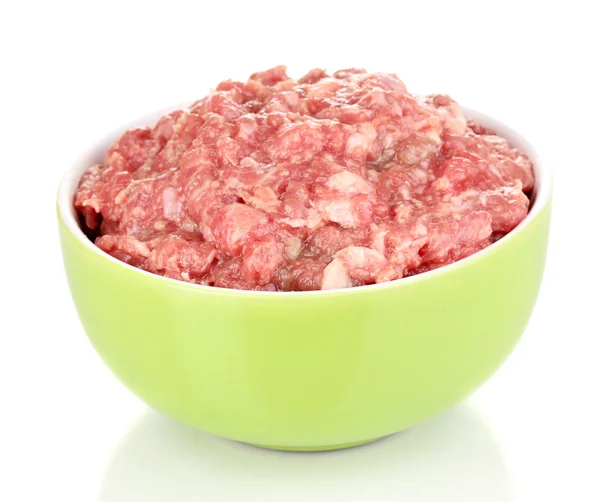 Schüssel mit rohem Hackfleisch isoliert auf weiß — Stockfoto