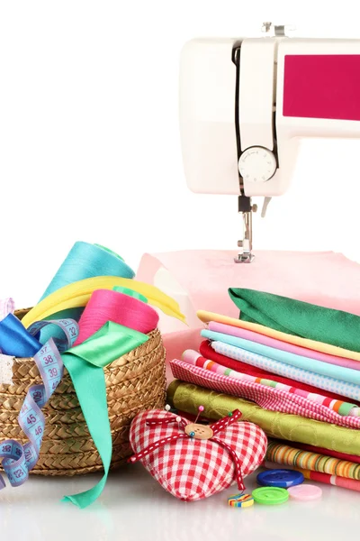 dikiş makinesi ve kumaş üzerine beyaz izole