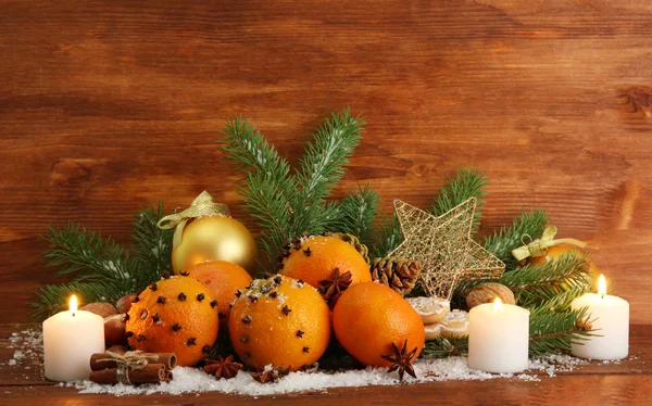 Composition de Noël avec oranges et sapin, sur fond de bois — Photo