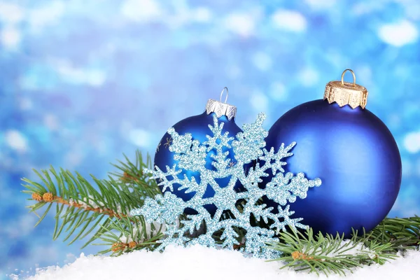 Kerst decoratie op blauwe achtergrond — Stockfoto