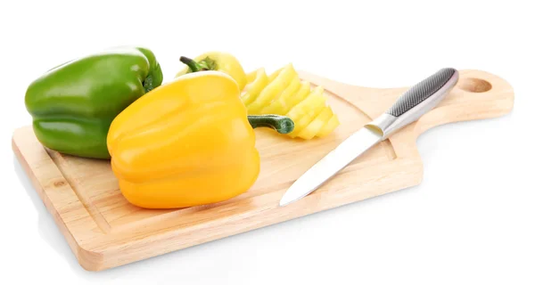 Papriky a nůž na dřevěné prkénko, izolované na bílém — Stock fotografie