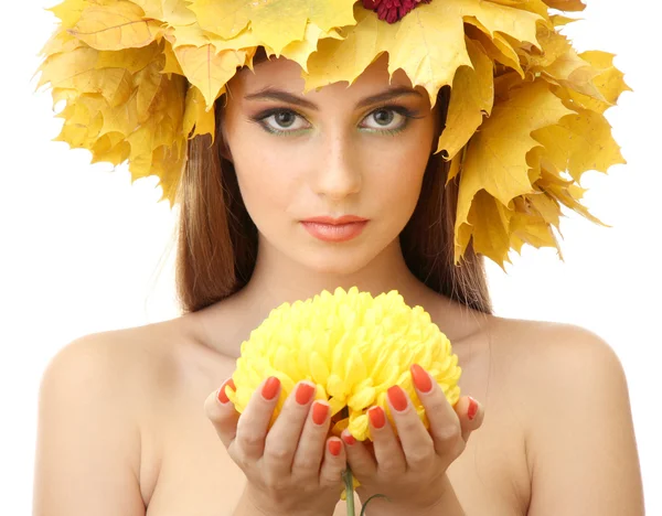 Bella giovane donna con corona autunnale e crisantemo, isolata su bianco — Foto Stock