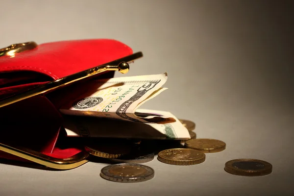 Billetera roja femenina con dinero sobre fondo gris —  Fotos de Stock