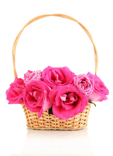 Lindas rosas cor-de-rosa em cesta isoladas em branco — Fotografia de Stock
