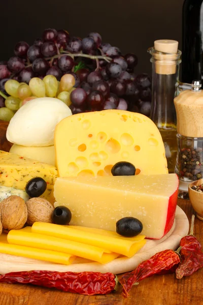Különböző típusú sajtok fából készült táblán — Stock Fotó