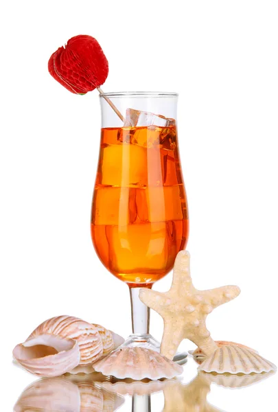 Cóctel de frutas alcohólicas con hielo aislado en blanco — Foto de Stock