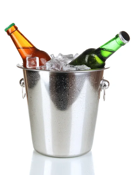 Pivní lahve v ice bucket izolované na bílém — Stock fotografie