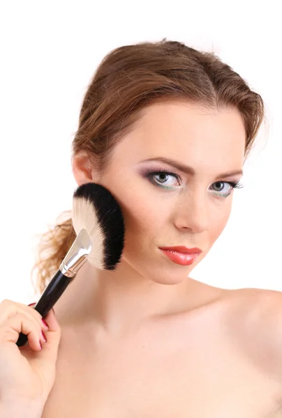 Porträt einer schönen Frau mit Make-up-Pinsel für Puder, isoliert auf Weiß — Stockfoto