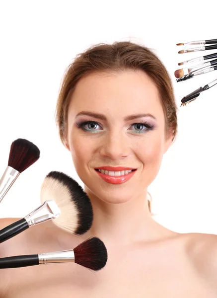 Portrét krásné ženy s make-up štětce, izolované na bílém — Stock fotografie