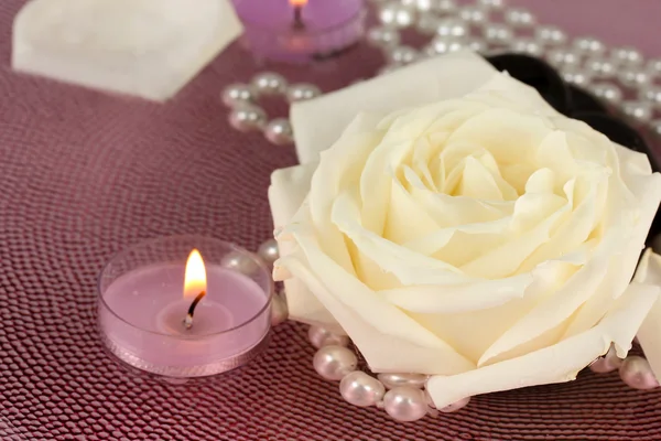 Piedras de spa con flores y velas en agua en el plato — Foto de Stock