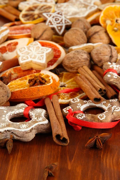 Dried citrus fruits, spices and cookies on wooden table close-up — Stock Photo, Image