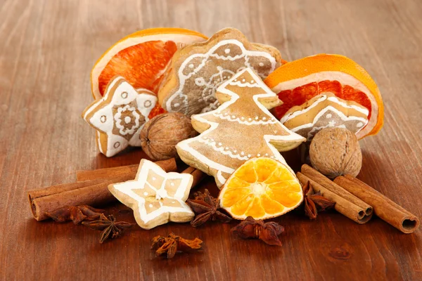 Torkade citrusfrukter, kryddor och cookies på träbord närbild — Stockfoto