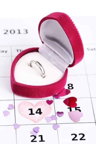 Toelichting op de agenda (valentines dag) en de trouwring, close-up — Stockfoto