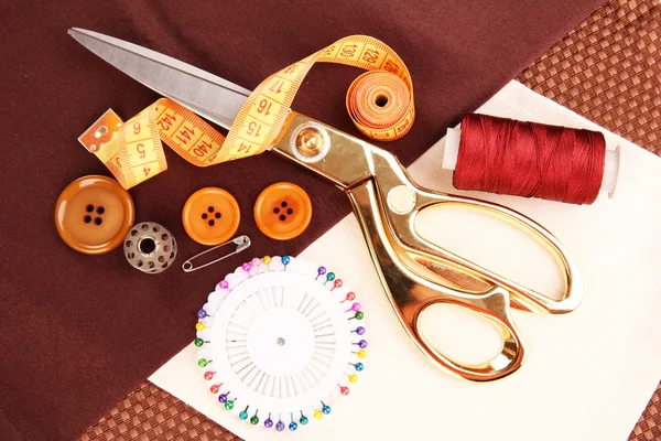 Acessórios de costura e close-up de tecido — Fotografia de Stock