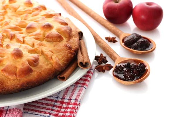 Chutné domácí koláč, jablka a džem, izolované na bílém — Stock fotografie