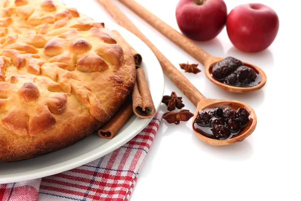 Gustosa torta fatta in casa, mele e marmellata, isolata su bianco — Foto Stock