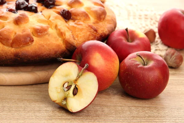 Tasty homemade pie with jam and apples, on wooden table — Stock Photo, Image