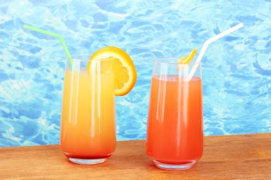 İki kokteyl mavi zemin üzerine