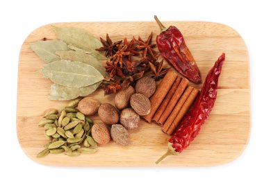 Küçük Hindistan cevizi ve diğer baharatlar ahşap tahta üzerinde beyaz izole üzerinde