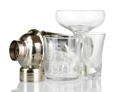kokteyl shaker ve üzerinde beyaz izole gözlük