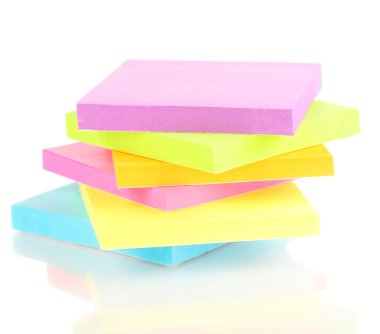 beyaz izole renkli yapışkan not yığınını