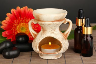 Aromaterapi lamba gri arka plan üzerinde