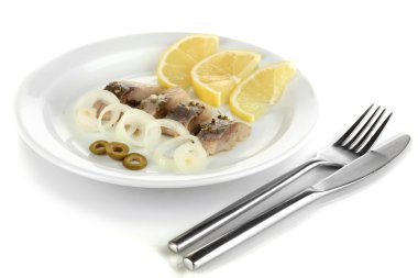 ringa balığı ve plaka üzerinde beyaz izole limon yemek