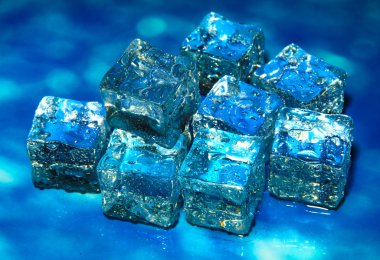 Renk arkaplanındaki buz küpleri