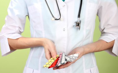 kadın doktor el hapları, renkli arka plan üzerinde tutarak yakın çekim