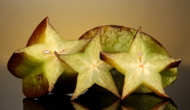 Sarı zemin üzerine iki olgun carambolas