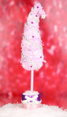 parlak zemin üzerine eğri ucu ile Noel ağacı