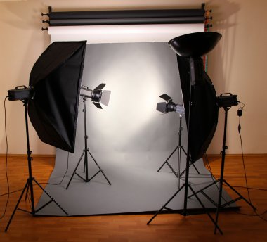 Işık ekipmanlı fotoğraf stüdyosu