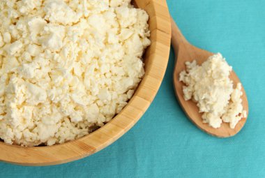 süzme peynirli kase üzerinde mavi masa örtüsü